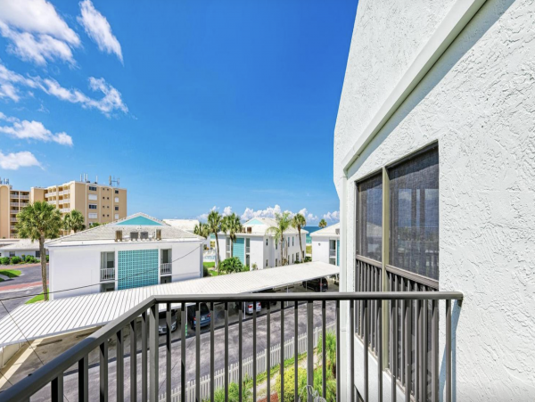 Holmes Beach Stunning Vacation Condo